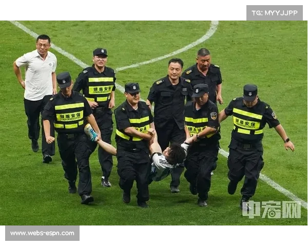 节日期间足球友谊赛，球员与球迷互动